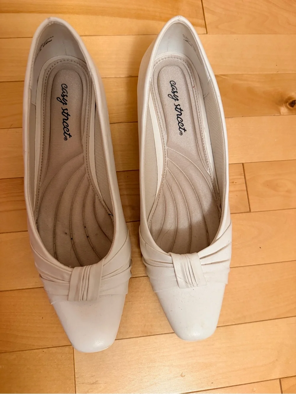 Easy Street White Comfort Pumps Low Heel Dress Shoes Women’s Size 10M